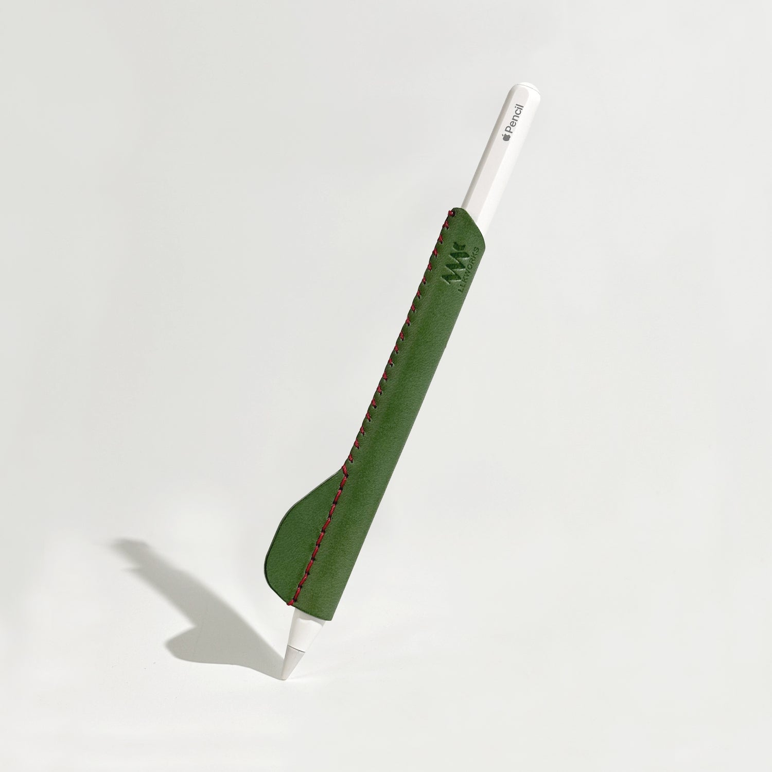 Functional and elegant green leather grip for Apple Pencil, engineered for superior ergonomics and a comfortable, stable hold.