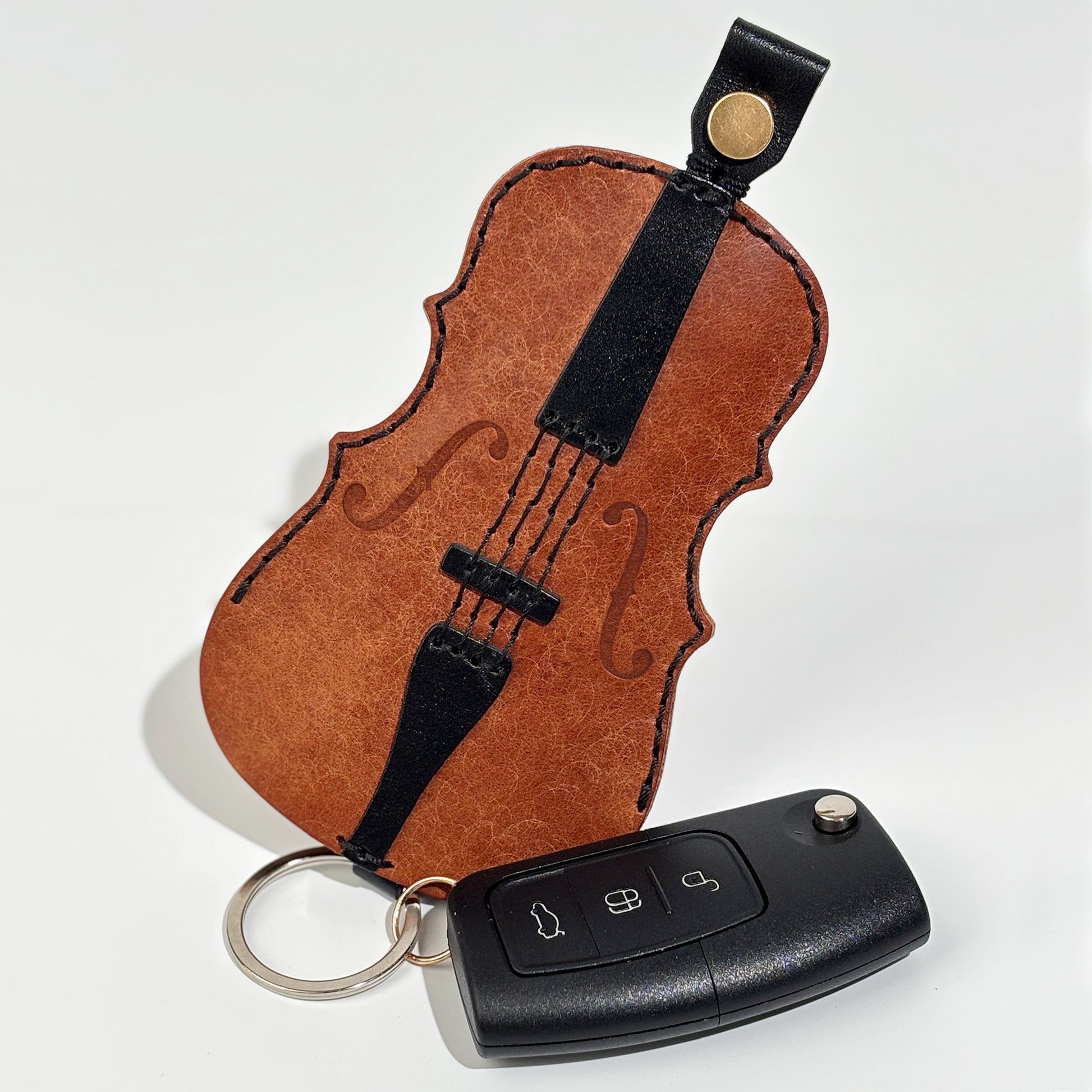 Front view of compact violin leather key pouch – elegant key holder for music lovers